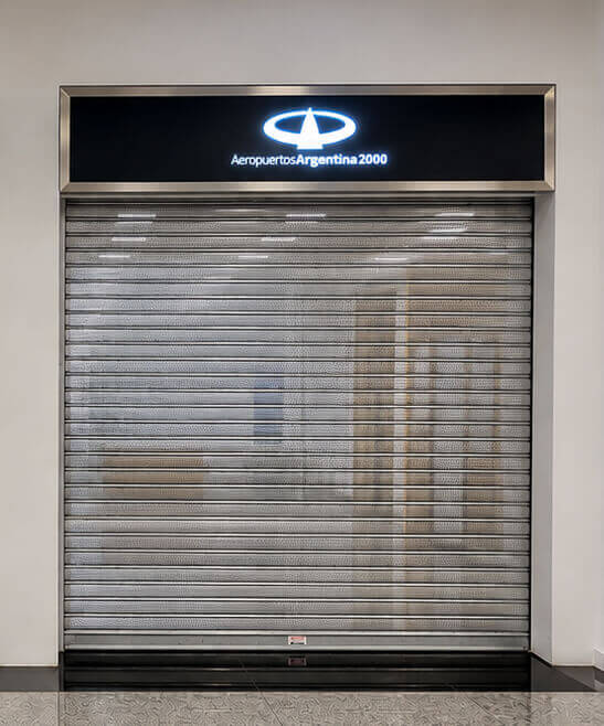 Cortina metálica microperforada Inducort instalada en Aeropuertos Argentina 2000