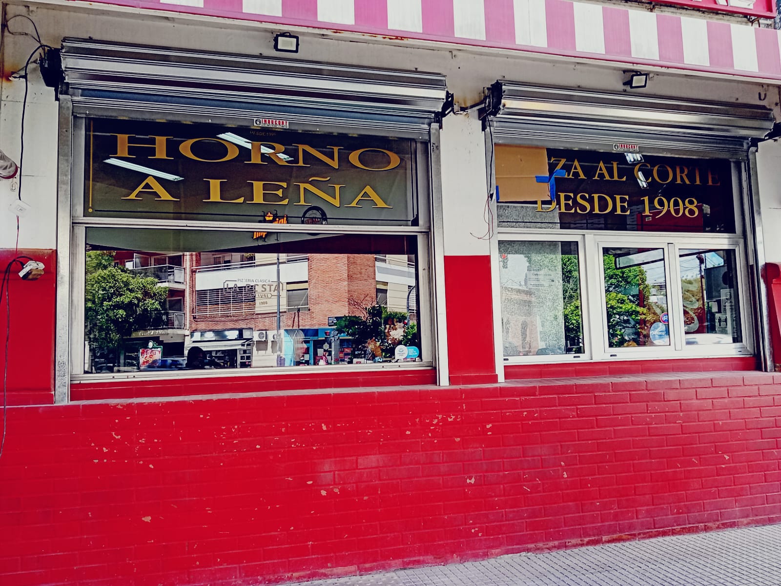 Cortina metálica persiana en vidriera de local comercial