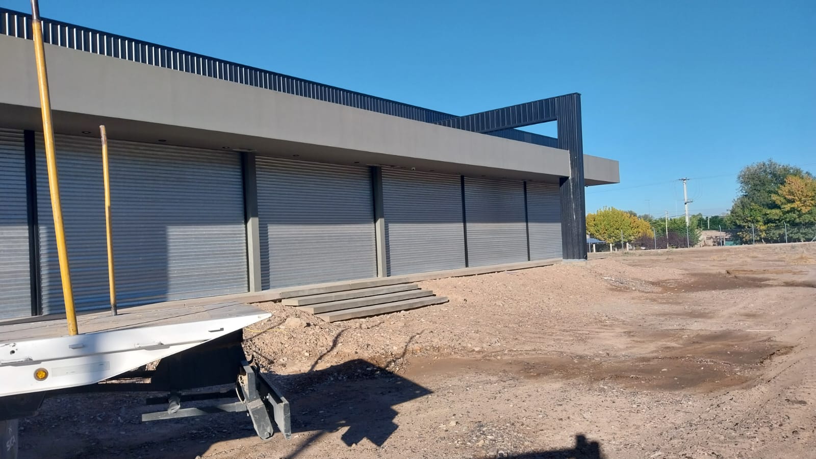 Cerramiento con cortinas metálicas en industria de San Juan
